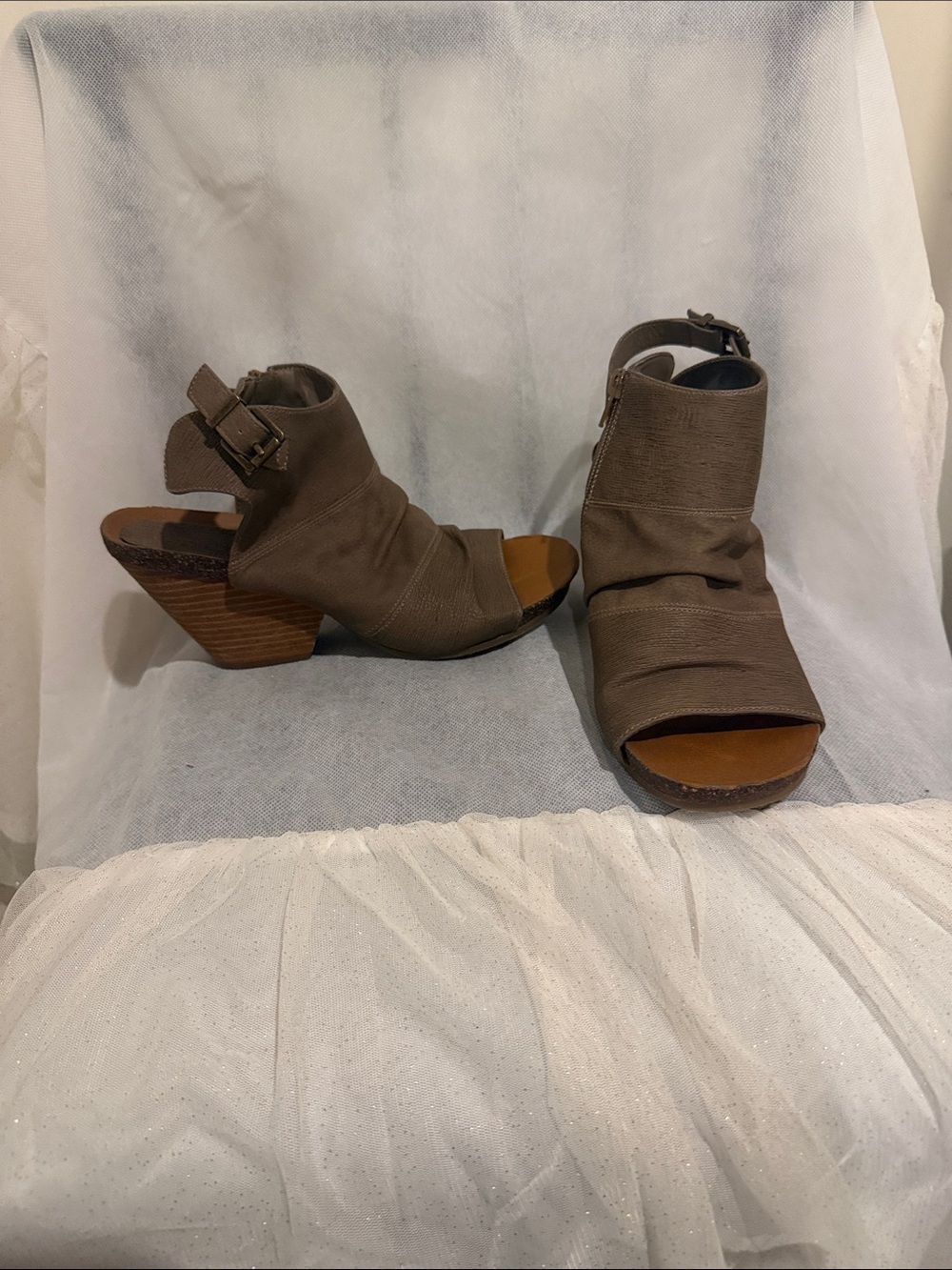 Axxiom Open-Toe Brown Women's Wedge Sandals Size 8